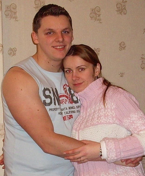 Câu chuyện về Michelina Lewandowska - người phụ nữ bị chôn sống khiến nhiều người không khỏi bàng hoàng. Cô đính hôn với bạn trai kém 1 tuổi là Marcin Kasprzak vào năm 2006. Khi ấy, cô được bạn trai trao cho chiếc nhẫn kim cương.