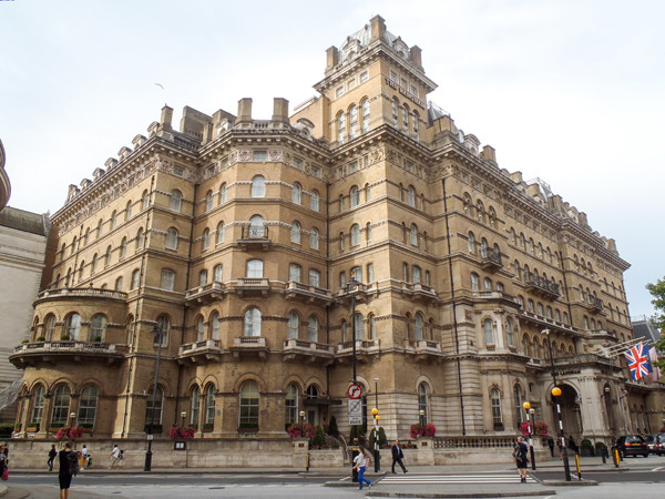 Nằm ở thủ đô London, Anh, khách sạn bị đồn nhiều "ma" Langham có gần 500 phòng mở cửa đón khách vào năm 1865. Vua Edward VII là một trong những người nổi tiếng tham dự lễ khai trương khách sạn này.