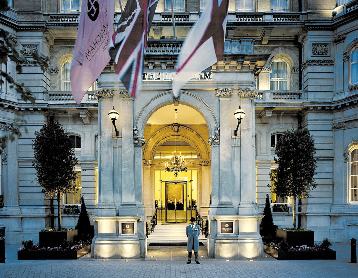 Thế nhưng, đằng sau khách sạn hoa lệ, sang trọng này là những câu chuyện ma quái rùng rợn khét tiếng London.