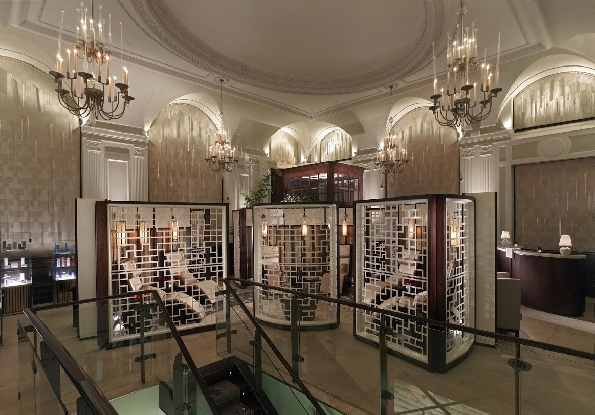 Tiếp đến, một số khách thuê phòng tại khách sạn Langham kể rằng nhìn thấy hồn ma một người đàn ông mặc bộ quân phục chỉnh tề và đứng ở cửa sổ tầng 4.