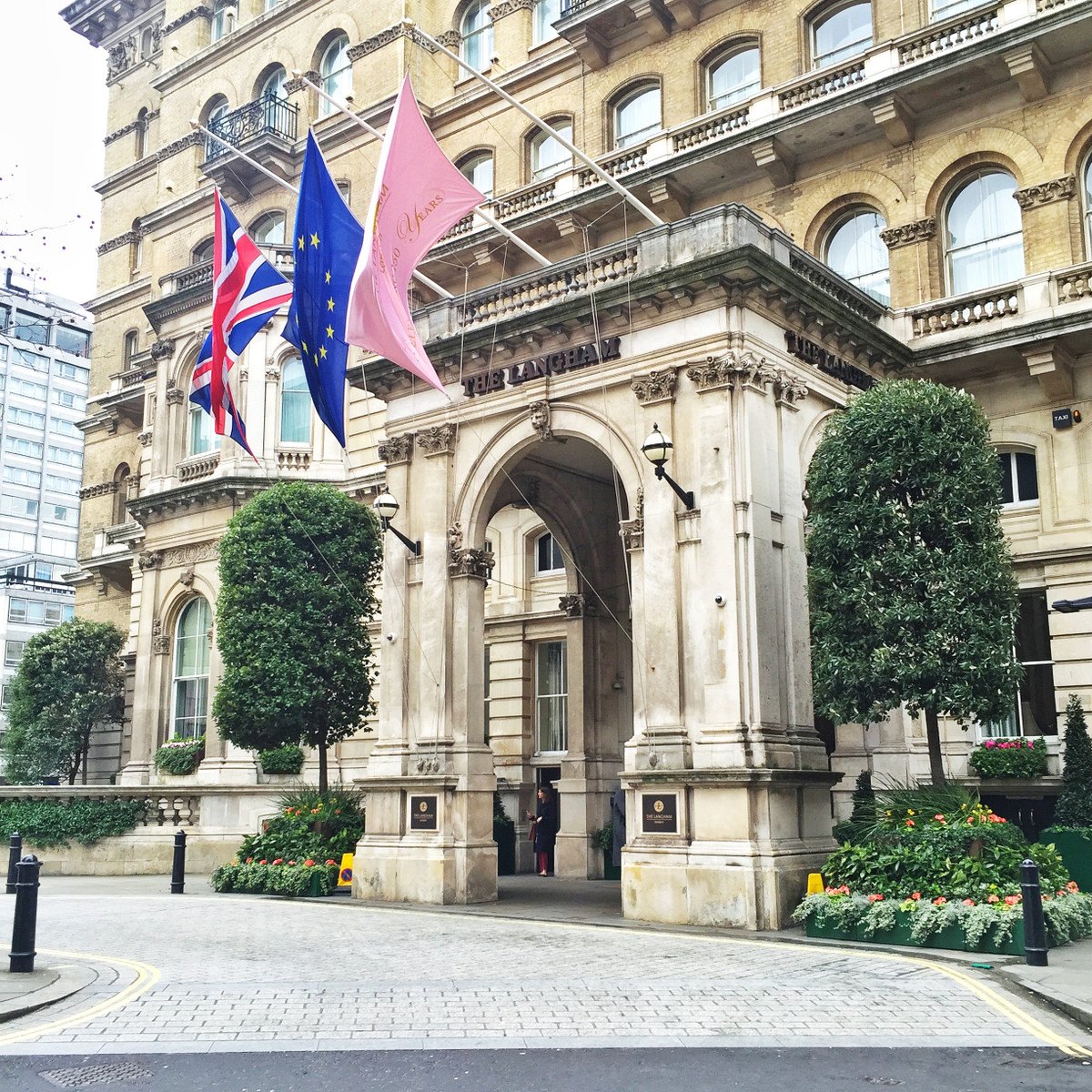 Sau khi đi vào hoạt động, khách sạn Langham tiếp đón hàng nghìn vị khách. Trong số này có nhiều nhà văn nổi tiếng thế giới như: Mark Twain, Oscar Wilde, Sir Arthur Conan Doyle...