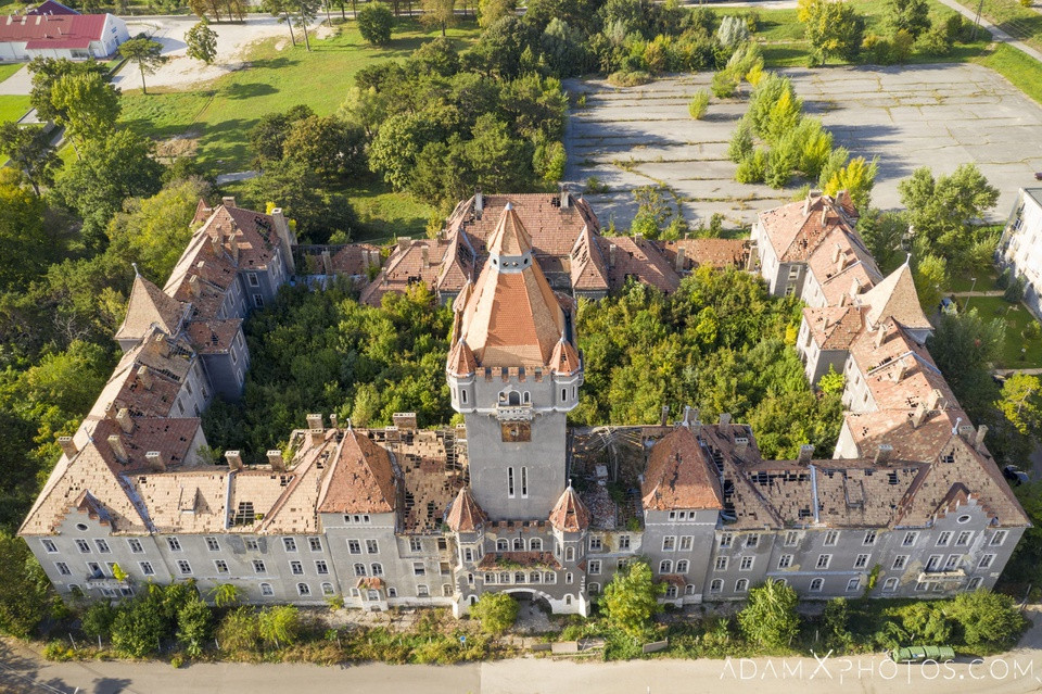 Doanh trại Hajmaskér được xây dựng vào thế kỷ 19 theo lệnh của Franz Joseph I, thủ lĩnh của Đế chế Áo-Hung. Nơi này nhanh chóng phát triển để trở thành doanh trại lớn nhất đế chế, cũng là nơi giam giữ tù nhân trong Thế chiến I. Đến Thế chiến II, doanh trại trở thành căn cứ của Đức Quốc Xã. Bị bỏ hoang từ năm 1990 khi Liên Xô sụp đổ, doanh trại là minh chứng lịch sử cho một thế kỷ chiến tranh hào hùng. Ảnh: Adam X.