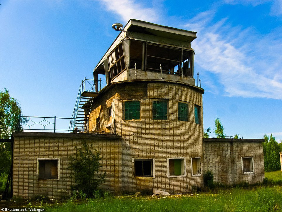 Một đồn biệt kích tên lửa phòng không trước đây bị bỏ hoang tại làng Mor'ye ở vùng Leningrad Oblast, Nga. Sau thời kỳ chiến tranh lạnh và nâng cấp công nghệ, hệ thống phòng không của Nga đã có thể di chuyển chứ không cố định một chỗ nên những đồn biệt kích dần bị bỏ hoang.