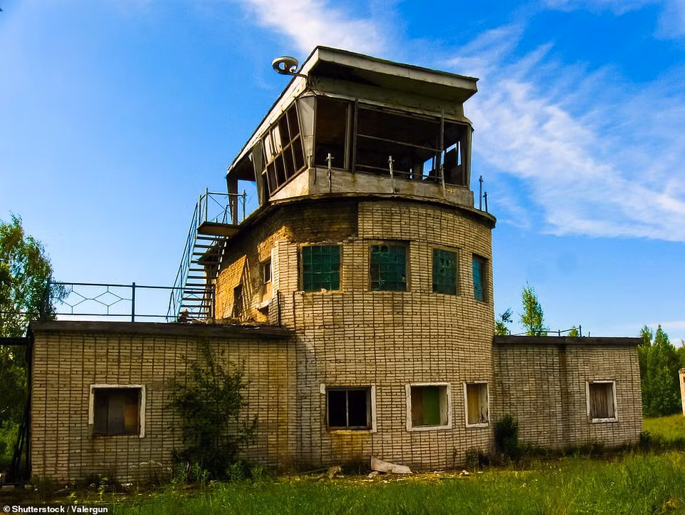 Một đồn biệt kích tên lửa phòng không trước đây bị bỏ hoang tại làng Mor'ye ở vùng Leningrad Oblast, Nga. Sau thời kỳ chiến tranh lạnh và nâng cấp công nghệ, hệ thống phòng không của Nga đã có thể di chuyển chứ không cố định một chỗ nên những đồn biệt kích dần bị bỏ hoang.
