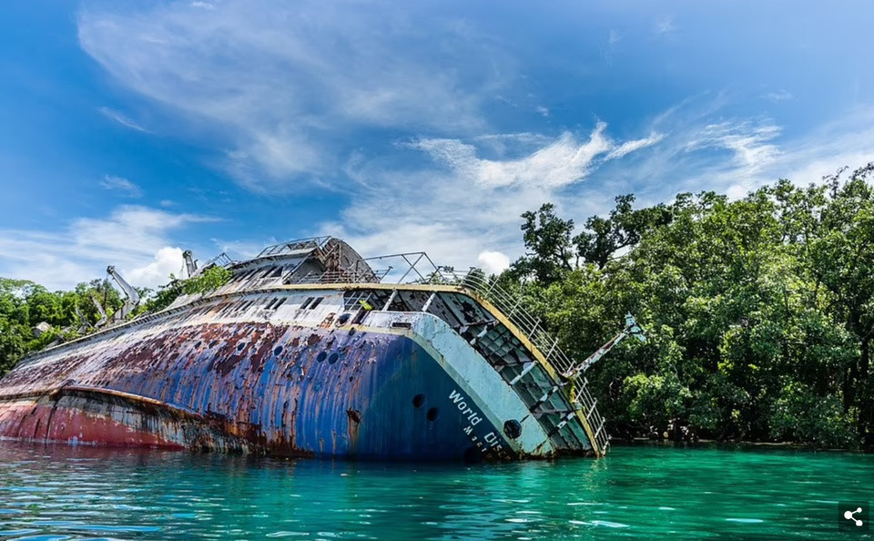 Xác tàu du lịch MS World Discoverer bị rỉ sét và bỏ hoang ở Vịnh Roderick trên quần đảo Solomon. Năm 2000, con tàu va phải rạn san hô chưa được thăm dò, rất may toàn bộ hành khách và thủy thủ đoàn đều được giải cứu an toàn. Những nỗ lực trục vớt con tàu sau đó đều thất bại.