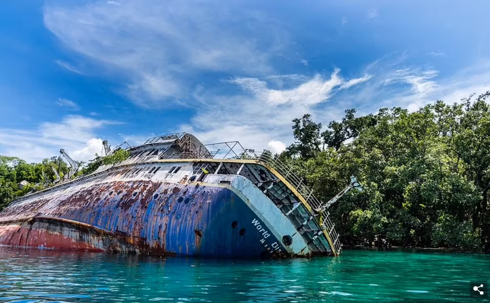 Xác tàu du lịch MS World Discoverer bị rỉ sét và bỏ hoang ở Vịnh Roderick trên quần đảo Solomon. Năm 2000, con tàu va phải rạn san hô chưa được thăm dò, rất may toàn bộ hành khách và thủy thủ đoàn đều được giải cứu an toàn. Những nỗ lực trục vớt con tàu sau đó đều thất bại.