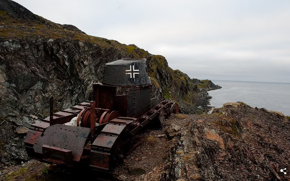 Một chiếc xe tăng bị bỏ hoang gần làng Veidnes của Na Uy. Đây là chiếc xe tăng Renault FT của Pháp, bị quân Đức bắt giữ và sử dụng trong cuộc xâm lược Na Uy năm 1940. Người dân địa phương rất tôn trọng và muốn lưu giữ hiện vật này, nhưng du khách tới đây đã lấy cắp nhiều bộ phận bên trong xe tăng.