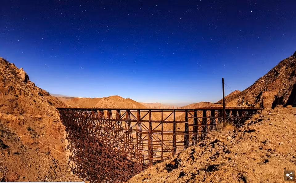 Đây là cây cầu Goat Canyon Trestle nổi tiếng ở quận San Diego, California, Mỹ. Với chiều dài 229 m và cao 61 m, đây là cây cầu cạn bằng gỗ lớn nhất thế giới. Cầu xây dựng năm 1933, kết nối tuyến đường sắt San Diego và Arizona. Chuyến tàu cuối cùng đi qua đây vào năm 2008 trước khi nó bị đóng cửa để sửa chữa. Đến nay vẫn chưa có công ty nào nhận sửa chữa cây cầu, nó trở thành điểm đến cho người đi bộ đường dài dù đã có biển cảnh báo nguy hiểm.