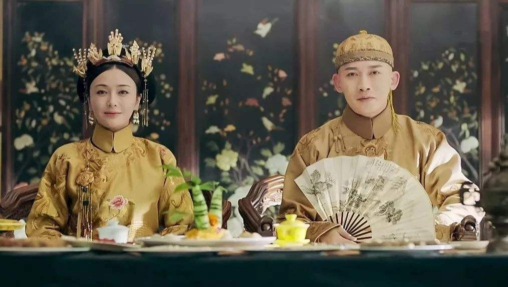 Sau khi đảm bảo các món ăn dâng lên hoàng đế không có độc dược thì nhà vua mới bắt đầu dùng bữa.