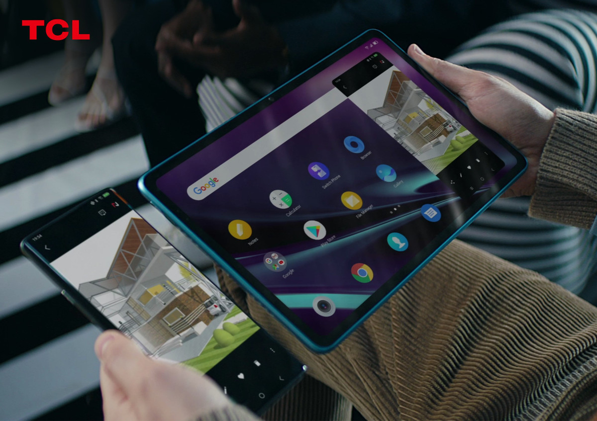 Kính Nxtwear G nặng 130 gram gồm cả cáp USB. Dù có kích thước nhỏ gọn, dễ mang theo bên người mọi lúc mọi nơi. Không những vậy, thiết kế này có ưu điểm nổi trội là có thể nhìn thấy thế giới thực xung quanh màn hình ảo.