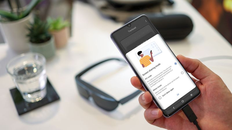 Hai loa âm thanh nổi được đặt trong Nxtwear G. Không chỉ nghe âm thanh trực tiếp, người dùng có thể sử dụng tai nghe kết nối trực tiếp với thiết bị nguồn, chẳng hạn như tai nghe Bluetooth được ghép nối với thiết bị di động.