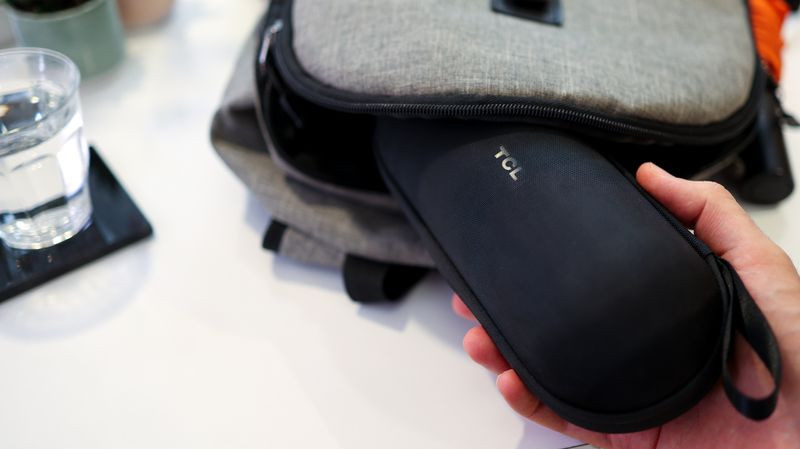 Cáp USB-C đóng vai trò là nguồn cung cấp điện vì kính không được trang bị pin.