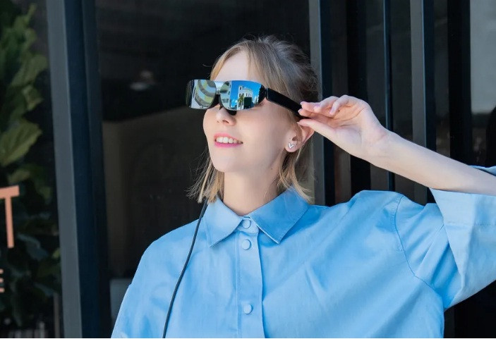 Kính kết nối Nxtwear G là sản phẩm công nghệ nổi bật mới được TCL giới thiệu tới công chúng. Theo thông tin từ nhà sản xuất, kính "thông minh" giúp phóng to màn hình điện thoại lên đến 140 inch.