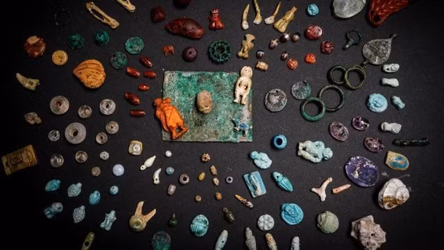 Trong số này, đáng chú ý là việc các nhà khảo cổ tìm thấy một hòm kho báu bằng gỗ tại Pompeii. Do bị chôn vùi gần 2.000 năm nên chiếc hộp không còn nguyên vẹn.