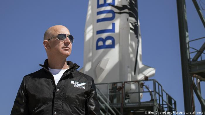 Đây là chuyến bay đầu tiên mang theo người của Blue Origin. Ông Bezos sẽ bay cùng em trai, một nữ phi hành gia tiên phong và người thắng cuộc trong cuộc đấu giá từ thiện trị giá 28 triệu USD.