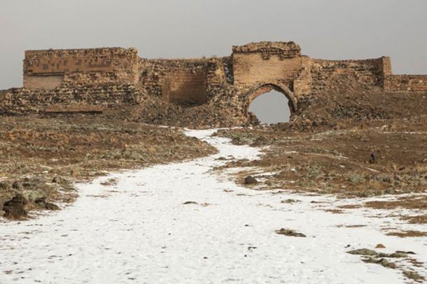 Thành phố cổ Ani trở nên hoang tàn, vắng vẻ và hiu quạnh sau khi trải qua sự cai trị của 5 đế chế trong 3 thế kỷ gồm: Bagratid Armenia, La Mã phương Đông, Seljuk, Georgia và Ottoman.