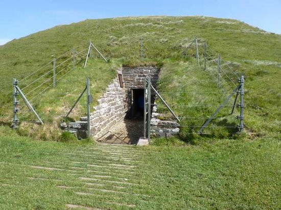Vào năm 1999, lăng mộ Maeshowe được UNESCO xếp vào danh sách Di sản Thế giới. Không chỉ giới chuyên gia, nhiều du khách ghé thăm nơi này để tìm hiểu công trình cổ xưa này.