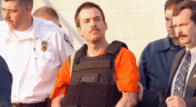 Theo đó, thông qua các nghiệp vụ điều tra và lời khai của các nhân chứng, cảnh sát xác định thủ phạm gây ra vụ đánh bom là Rudolph. Gã sinh năm 1966 tại đảo Merritt, bang Florida và từng làm nhiệm vụ tại Sư đoàn Không vận 101 tại Fort Campbell, bang Kentucky.