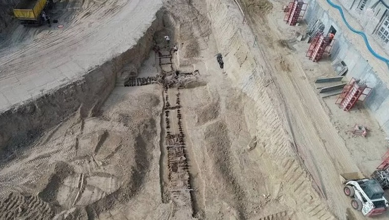 Theo các chuyên gia, bên trong boongke bí mật của phát xít Đức có một cầu thang và 3 hành lang ngầm. Tường và trần được xây bằng bê tông. Ngoài ra, công trình này cũng sử dụng gỗ làm nguyên vật liệu xây dựng.