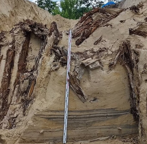 Nhiều năm sau khi Thế chiến 2 kết thúc, boongke bí mật một thời của quân Đức quốc xã bị bỏ hoang phế và rơi vào lãng quên.