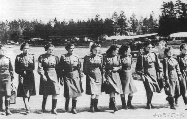 Không những vậy, đơn vị nữ bộ binh của Liên Xô có sự khác biệt so với đơn vị bộ binh thông thường. Trong số này có việc số lượng nữ binh sĩ trong các khẩu đội chống tăng và pháo binh tăng lên.