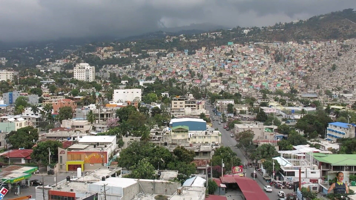 Haiti chỉ có 1 đại học công lập ở thủ đô Port-au-Prince. Ngôi trường được thành lập vào năm 1944. Đa số những người giàu có theo học trường tư.