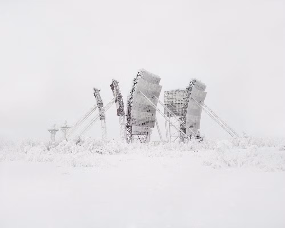 Một công trình bỏ hoang thời Liên Xô bị tuyết phủ trắng xóa.