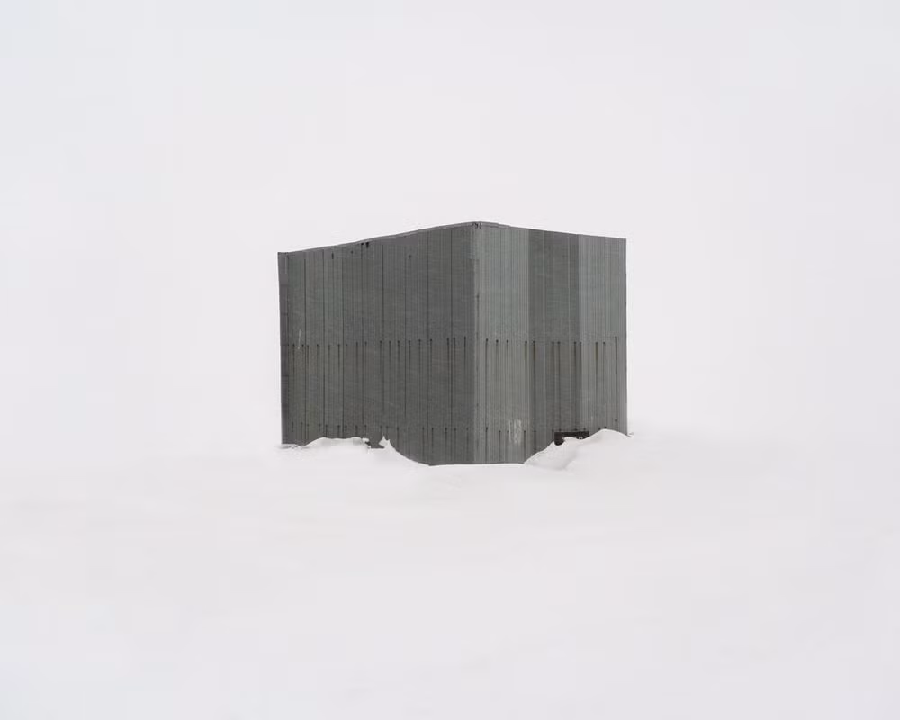 Một kiến trúc bê tông kiên cố có từ thời Liên Xô. Ảnh chụp tại khu vực phía Bắc nước Nga. Công trình này từng được sử dụng vào mục đích gì, lý do bị bỏ hoang... là những câu hỏi khiến công chúng tò mò.