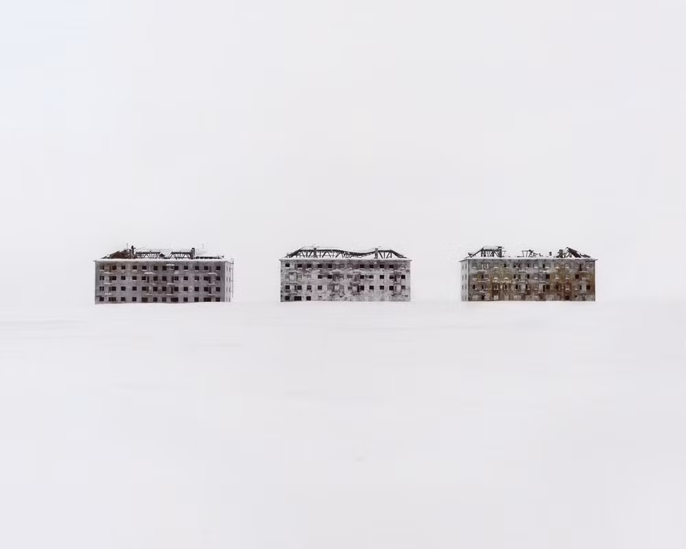 Những tòa nhà dành cho các chuyên gia nghiên cứu sinh học của Liên Xô trở nên cũ kỹ và bị tuyết phủ dày sau nhiều năm ngừng sử dụng.