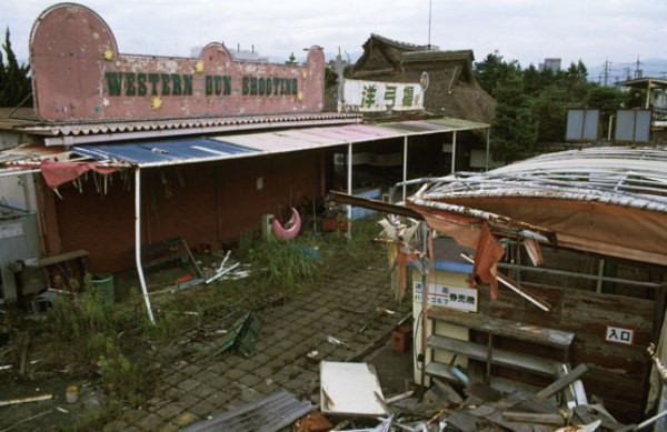 Nguyên do là bởi giá vé vào cửa của công viên Takakonuma Greenland khá đắt nên ít người tới vui chơi. Thêm nữa, nơi đây xảy ra một số trường hợp tử vong khi tham gia các trò chơi.