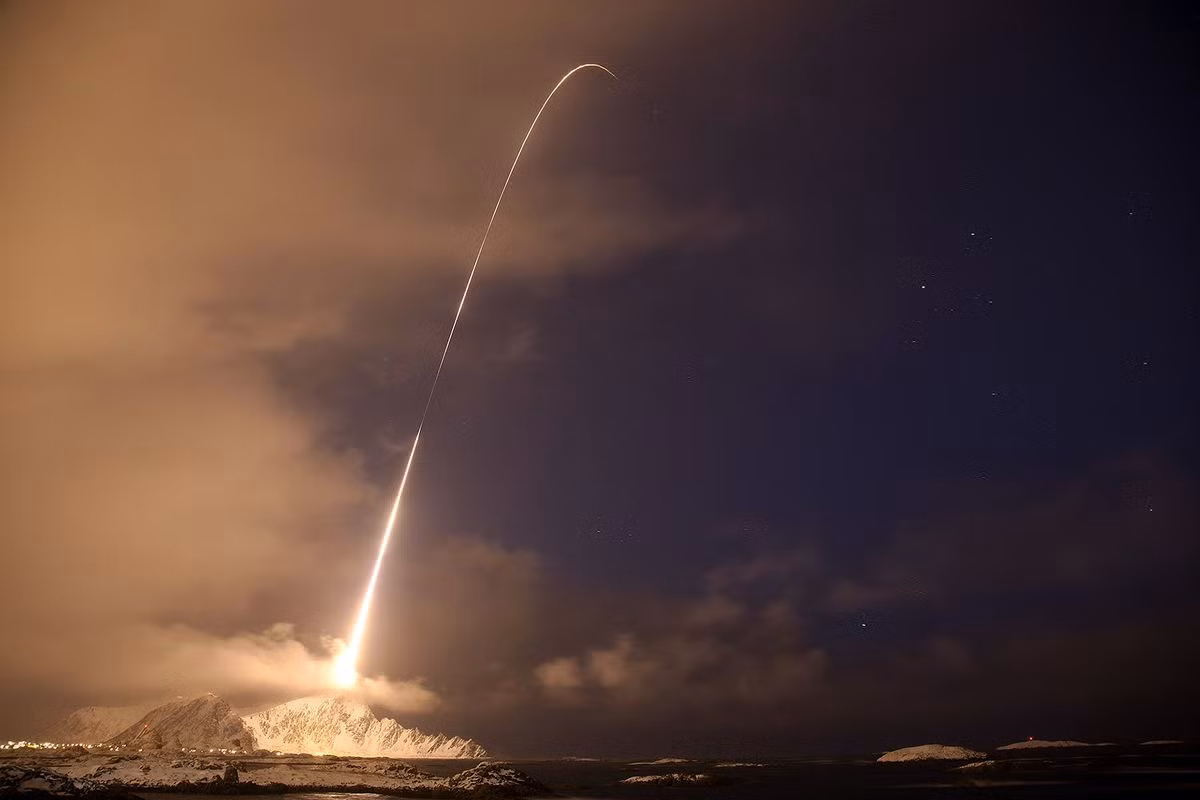 Tuy nhiên, Na Uy không cung cấp thời điểm chính xác sẽ tiến hành vụ phóng tên lửa nghiên cứu khoa học vì cho rằng còn phụ thuộc vào yếu tố thời tiết. Theo đó, vào ngày 25/1/1995, Na Uy phóng tên lửa Black Brant XII từ khu vực tây bắc nước này để nghiên cứu hiện tượng cực quang.