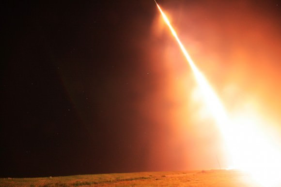 Song song với đó, các chỉ huy tàu ngầm mang tên lửa đạn đạo hạt nhân của Nga được lệnh sẵn sàng chiến đấu nếu Tổng thống Yeltsin ra lệnh.