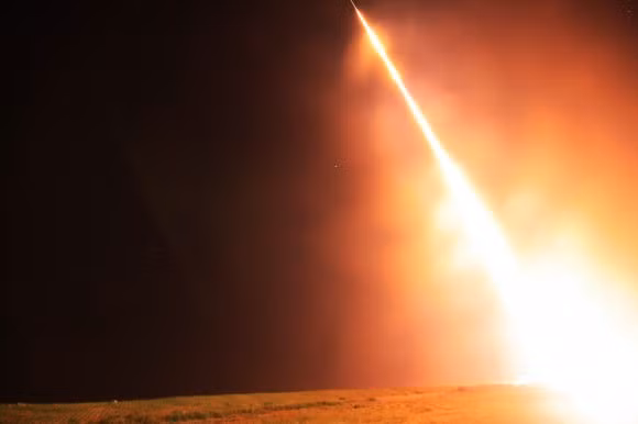 Song song với đó, các chỉ huy tàu ngầm mang tên lửa đạn đạo hạt nhân của Nga được lệnh sẵn sàng chiến đấu nếu Tổng thống Yeltsin ra lệnh.