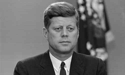 Ngày 22/11/1963, Tổng thống Mỹ John F. Kennedy bị ám sát khi đi vận động cử tri trên một chiếc xe mui trần tại thành phố Dallas, bang Texas. Do vết thương quá nặng nên ông Kennedy qua đời không lâu sau khi được đưa đến bệnh viện.