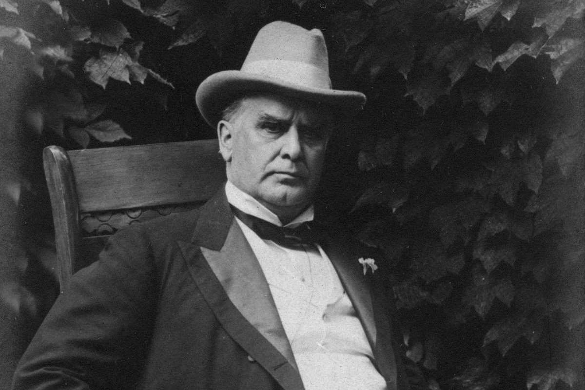 Vào ngày 6/9/1901, Tổng thống Mỹ William McKinley tham dự một sự kiện tại thành phố Buffalo. Trong một sự kiện, ông yêu cầu vệ sĩ cho mọi người lại gần để ông bắt tay, chào hỏi người dân.