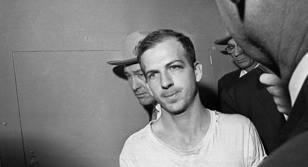 Lee Harvey Oswald chính là kẻ bắn những phát đạn cướp đi tính mạng của Tổng thống Kennedy. Ngay trong ngày hôm đó, gã bị bắt tại rạp hát Texas vài giờ sau khi cảnh sát phát hiện một khẩu súng trường tại địa điểm gây án. Hai ngày sau khi bị bắt, Oswald bị chủ hộp đêm Jack Ruby bắn chết ở cổng Sở Cảnh sát Dallas.
