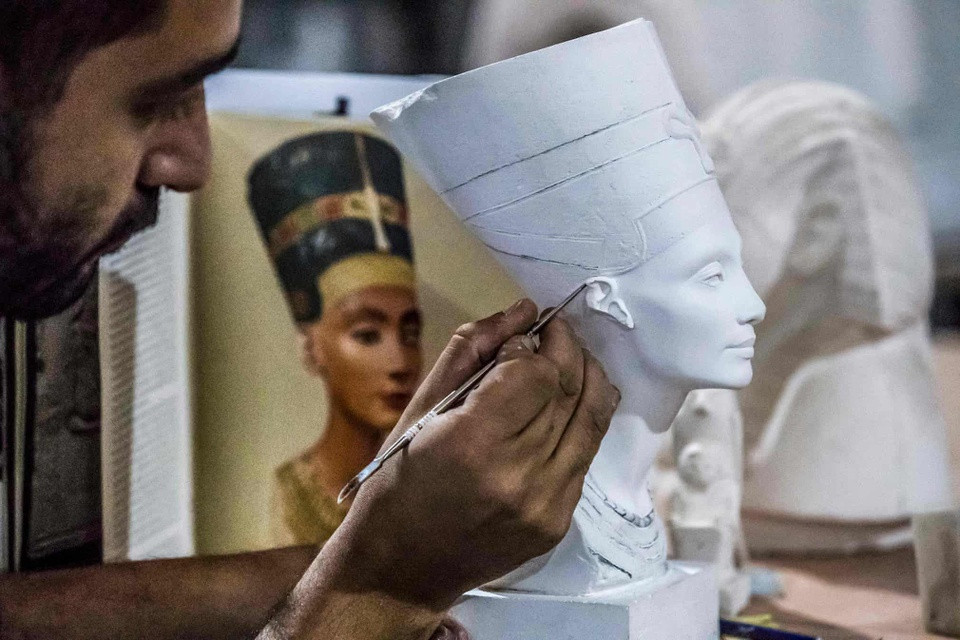 Kỹ thuật viên chế tác bản sao tượng bán thân của Nữ hoàng Nefertiti.
