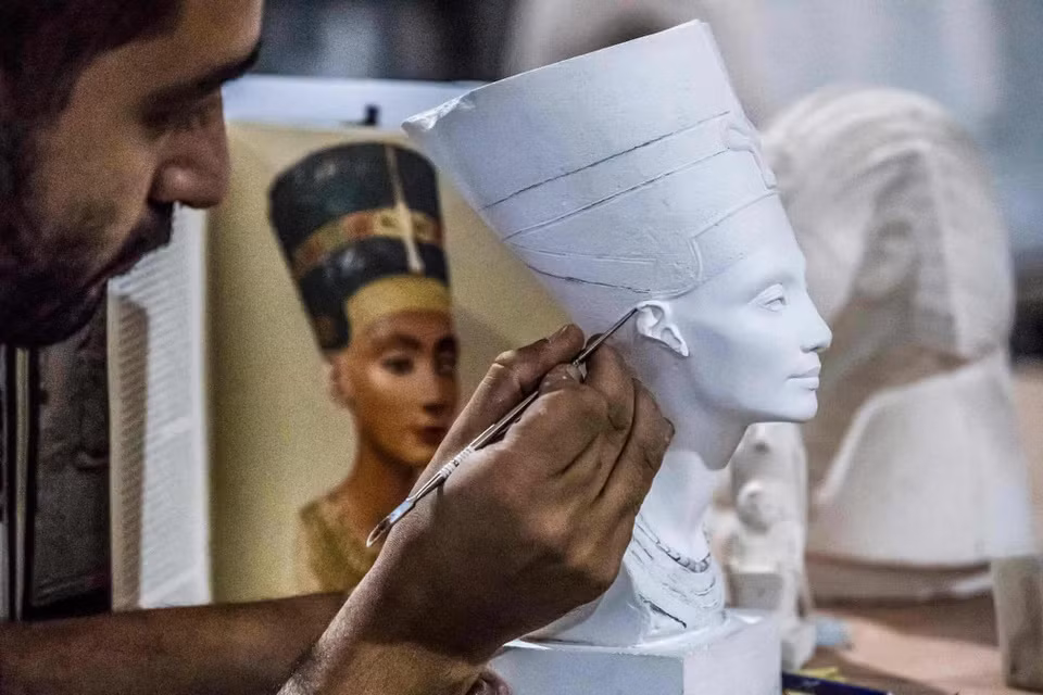 Kỹ thuật viên chế tác bản sao tượng bán thân của Nữ hoàng Nefertiti.