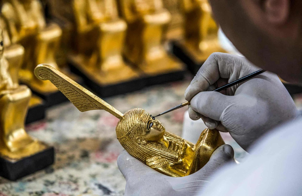 Nhà máy Konouz sản xuất đồ nội thất, tượng và tranh vẽ về 4 thời kỳ chính của di sản Ai Cập: Pharaonic, Greco - Roman, Coptic và Hồi giáo. Các bản sao, theo tỷ lệ 1:1 hoặc thu nhỏ, được lưu hành kèm theo chứng chỉ xác thực chính thức do chính phủ cấp.