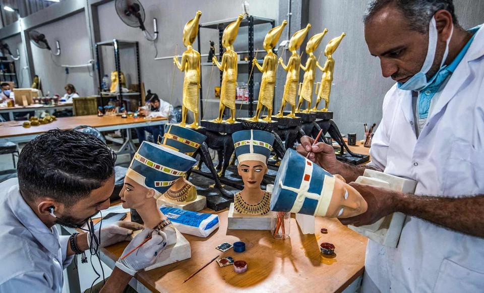 Năm 2019, trước khi đại dịch xảy ra, du lịch chiếm khoảng 12% GDP của Ai Cập. Sau một thời gian dài bị ảnh hưởng từ bất ổn chính trị, doanh thu từ lĩnh vực này đạt 13 tỷ USD trong năm đó.