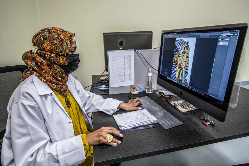 Một nhà thiết kế đồ họa chỉnh sửa hình ảnh vi tính hóa mặt nạ của Pharaoh Tutankhamun.