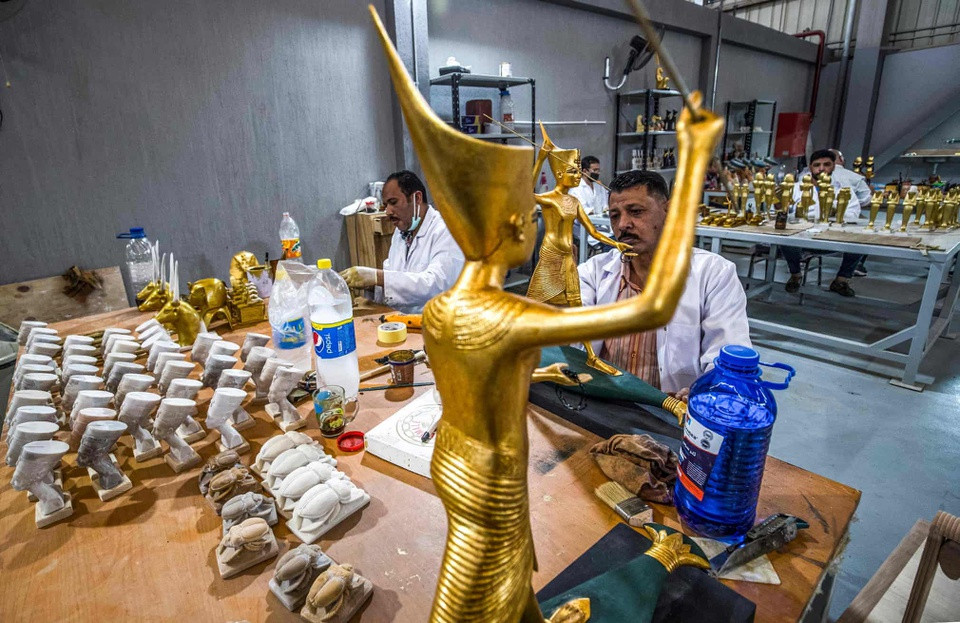 Bộ trưởng Du lịch Ai Cập Khaled el-Enani đã hoan nghênh sự phục hồi một phần số lượng du khách trong thời gian gần đây. Kể từ tháng 4, ngành hàng không ghi nhận khoảng 500.000 du khách hàng tháng, nhiều hơn gấp đôi so với con số vào tháng 1 và tăng lên đáng kể so với mức trung bình 200.000 khách du lịch mỗi tháng trong năm 2020.