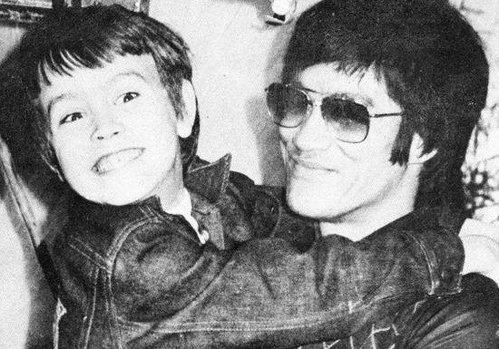 Cuộc đời cha con Lý Tiểu Long và Lý Quốc Hào trở thành một đề tài nhận được nhiều sự quan tâm của công chúng khi gắn liền với nhiều bí ẩn khó giải.