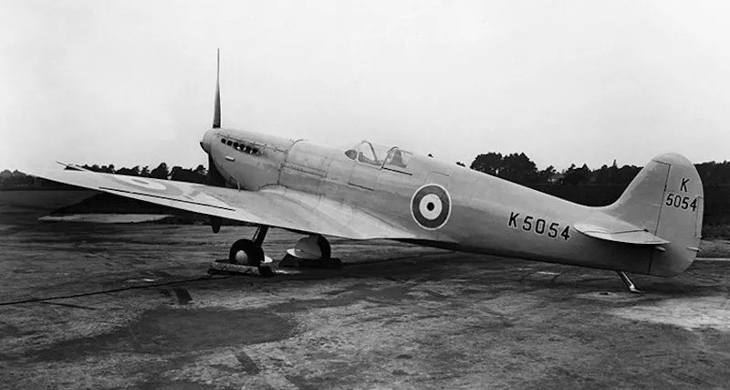 Trong Chiến tranh thế giới 2, Supermarine Spitfire là mẫu máy bay khiến Không quân Anh vô cùng tự hào. Được biên chế vào Không quân Anh từ năm 1938, Spitfire trở thành đối thủ đáng gờm với máy bay tiêm kích Messerschmitt Bf 109E của Đức quốc xã.