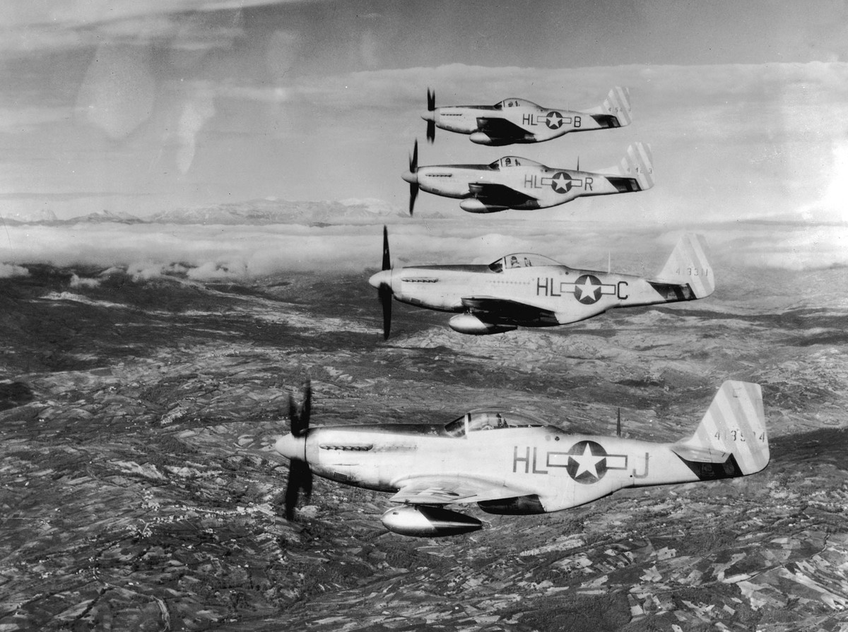 Thêm nữa, vũ khí trên P-51B Mustang gồm 4 khẩu súng máy cỡ nòng lớn giúp tiêu diệt máy bay địch và các mục tiêu dưới mặt đất.