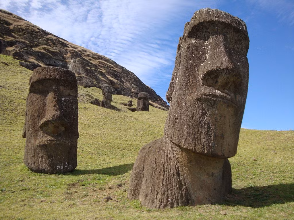 Trong số này có việc các chuyên gia hoài nghi hàng trăm bức tượng đá đầu người trên đảo Phục Sinh có thể che giấu bí mật nào đó ẩn sâu dưới mặt đất.