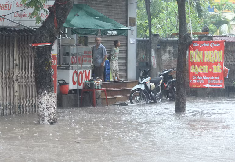 Quán cơm phải đóng cửa vì mưa ngập.