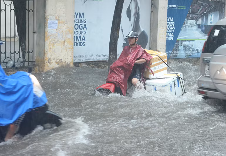 Các phương tiện tham gia lưu thông qua đây phải đi rất chậm, vì chỉ cần sơ sẩy một chút là có thể ngã xuống đường ngập sâu nước bất cứ lúc nào.