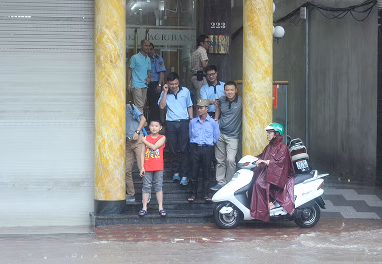 Một số xe máy leo lên vỉa hè tìm lối thoát.