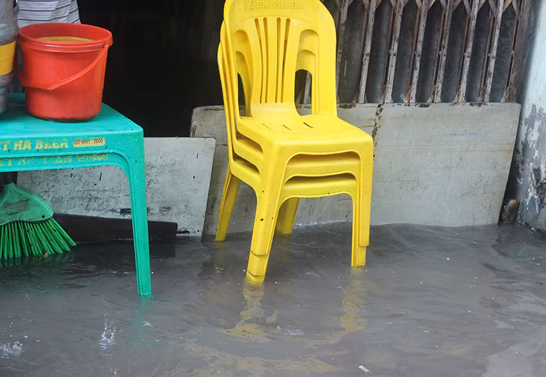 Người dân trên phố Đội Cấn sử dụng mọi thứ có thể, chắn trước cửa nhà tránh nước ngập nhưng không ăn thua.